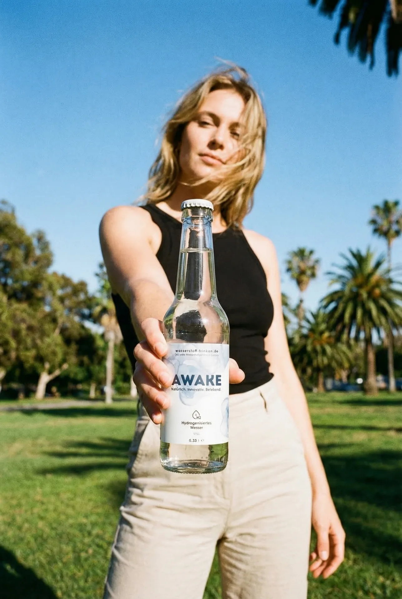 AWAKE Wasserstoffwasser Glasflasche im Park